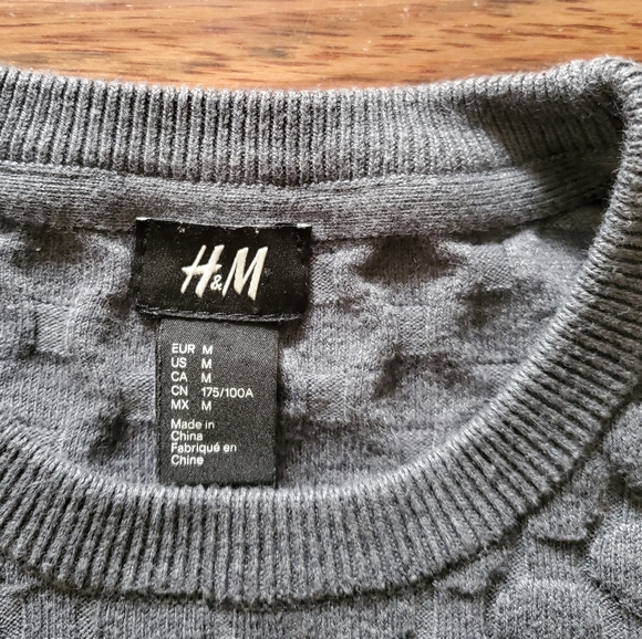 🔖5/$25 H&M Sweater - Picture 3 of 7
